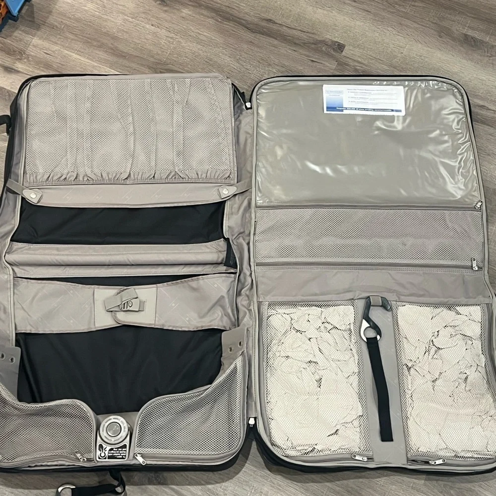 NWT Samsonite 700 Series Ultravalet Classic Black Travel Garment Bag